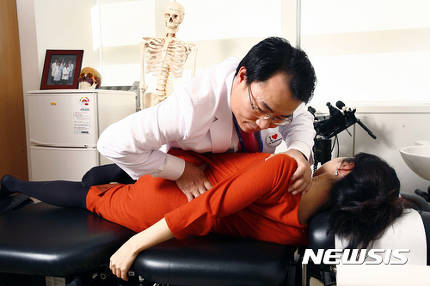 내달부터 추나요법 건강보험 혜택.."본인부담 1만~3만원" 내달부터 추나요법 건강보험 혜택.."본인부담 1만~3만원"