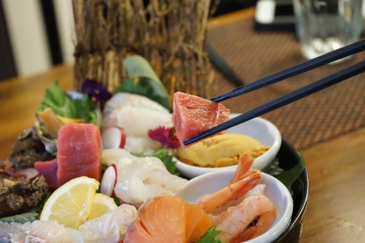  압구정 맛집 갓포요리 분위기 날라다님