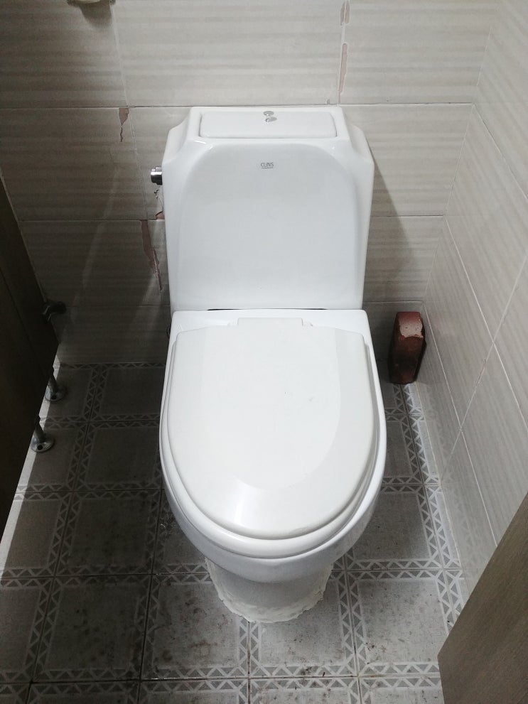 김포 장기동 먹자골목 상가 화장실 양변기 누수 교체 수리 김포 장기동 먹자골목 상가 화장실 양변기 누수 교체 수리