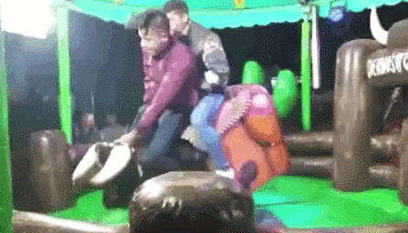  웃긴 사진 및 짤방 : 친구와 로데오 체험중!! 자..잠깐.머가 이상해!!!