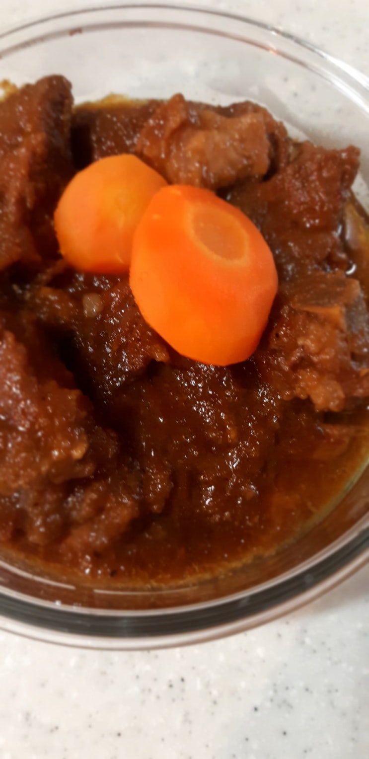  돼지갈비찜ㆍ양배추훈제오리볶음ㆍ아몬드멸치볶음