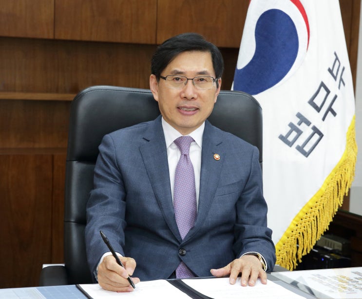  박상기 법무부 장관 - 공정하고 정의로운 법 질서 확립으로 인권이 존중받는 사회를 실현할 것