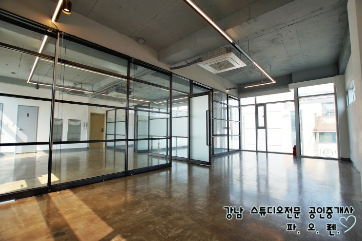  역삼역 인근 지상 노출 인테리어 스튜디오 및 사무실임대 - 냉난방기 완비, 내부남녀화장실, 주차 가능, 1층 카페입중중, 인테리어 깔끔셋팅, 즉시입주 가능.