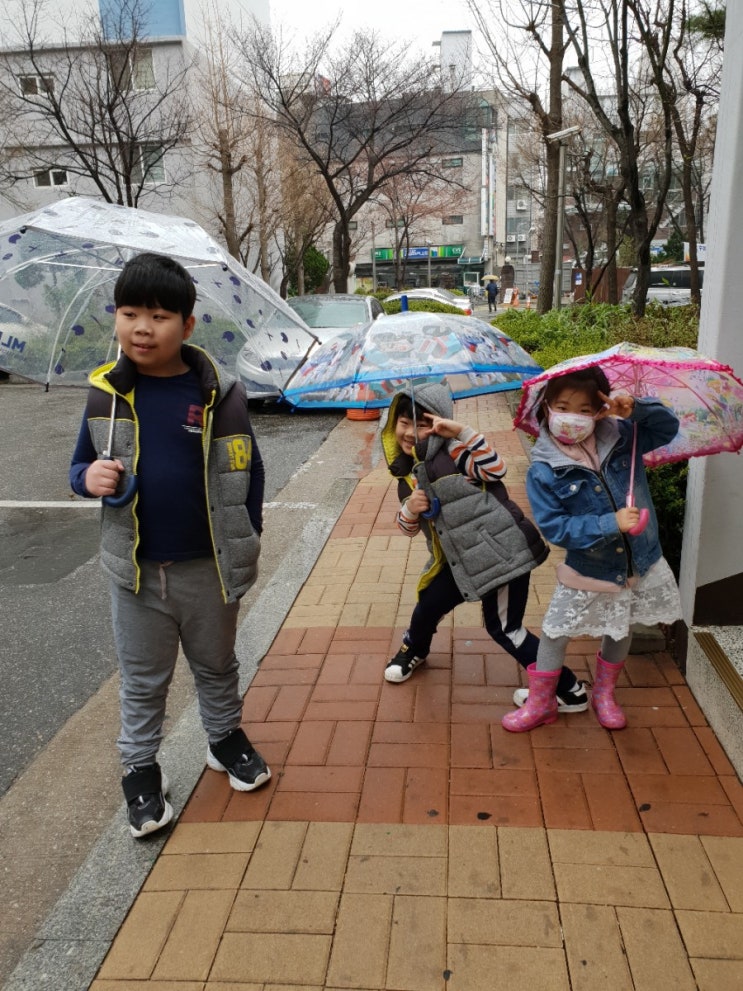  비오는날 만든비닐우산쓰고ㅋ