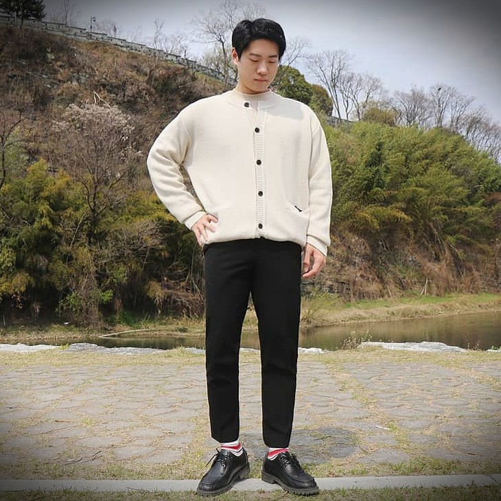  남자 아이보리 가디건 코디 비슬로우 스탠다드 라운드넥으로 가볍게