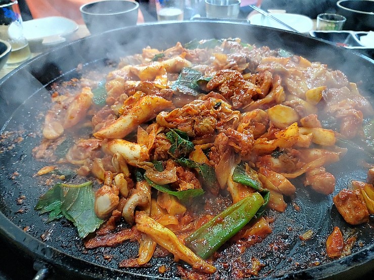 [강원,춘천,조양동/명동본가닭갈비] 현지인이 추천해준 무쇠철판 닭갈비를 먹었습니다.