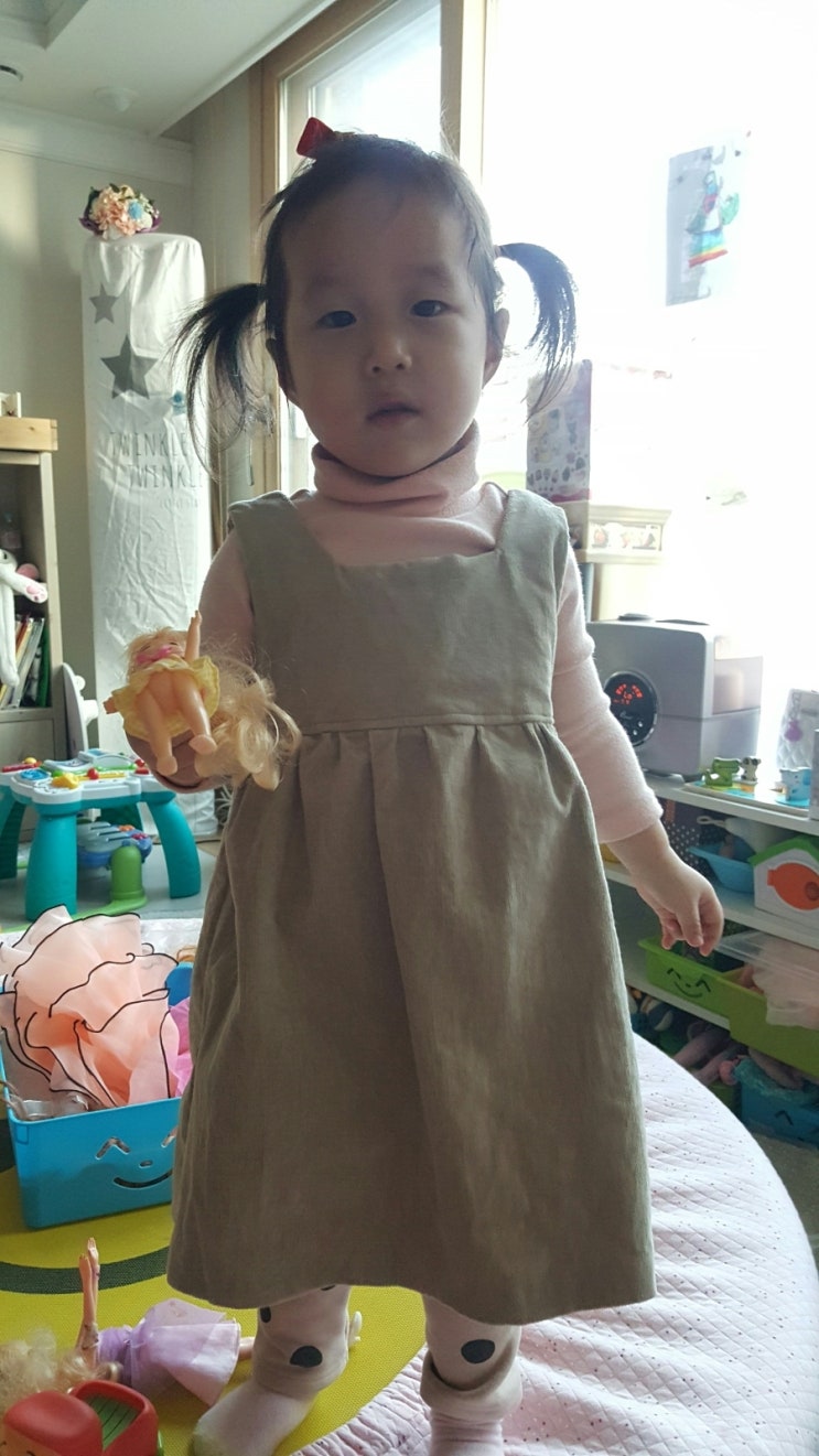  스퀘어넥 착샷