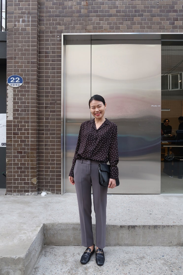 딘디 데일리룩 - 프론트로우 김태리 도트 블라우스, 회색 슬랙스 by 더블유컨셉과 함께한 봄 코디