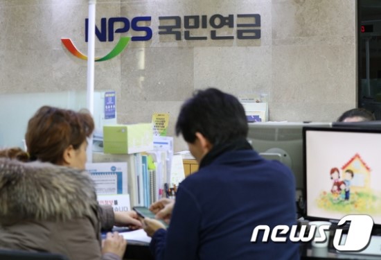 빨라진 고령화에 국민연금 새판 짠다…보험료 또 오르나 빨라진 고령화에 국민연금 새판 짠다…보험료 또 오르나