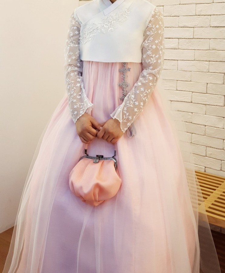 천안 신부 한복 레이스 저고리와 핑크빛 한복 드레스로 탄생