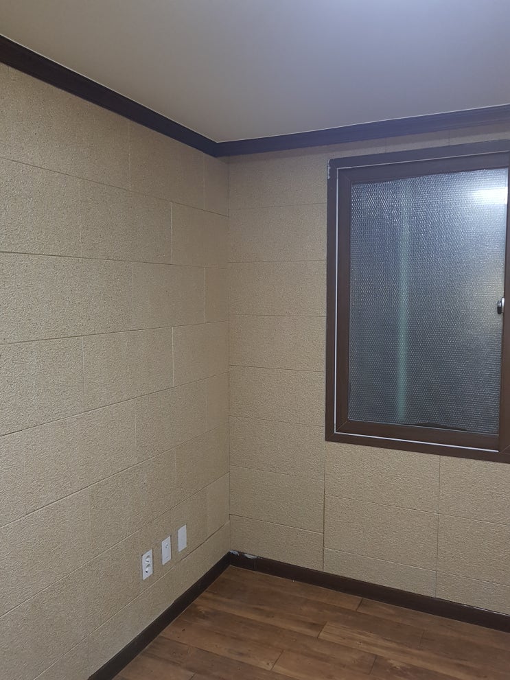  안산 서민갑부 돌벽지 시공으로  결로,곰팡이 완전차단 하였습니다.