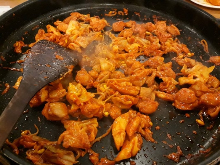  닭갈비 무한리필  먹고 베스킨라빈스 업받고 마무리로 셀프네일.