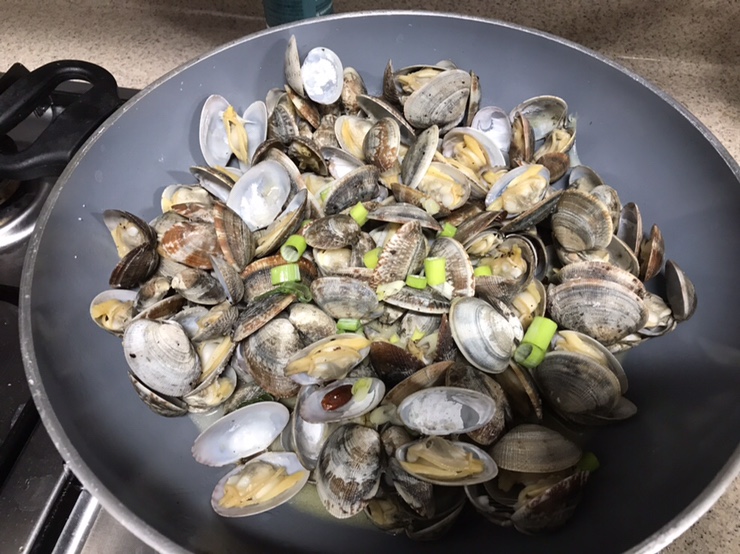  바지락버터찜에 파스타 넣어먹기
