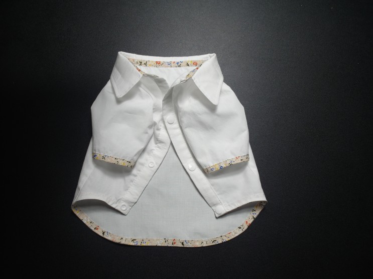 고밀도 바이오워싱 흰색 셔츠&아이보리꽃무늬 포인트_강아지옷만들기)