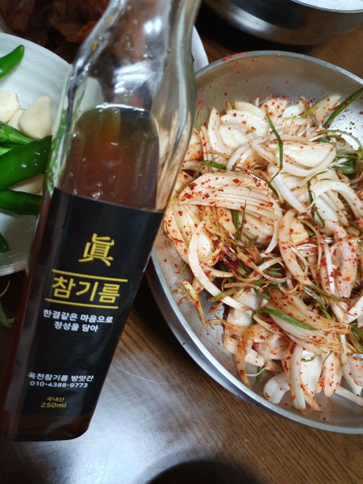  국내산 참기름 넣어 무친 파저리에 삼겹살 한 점
