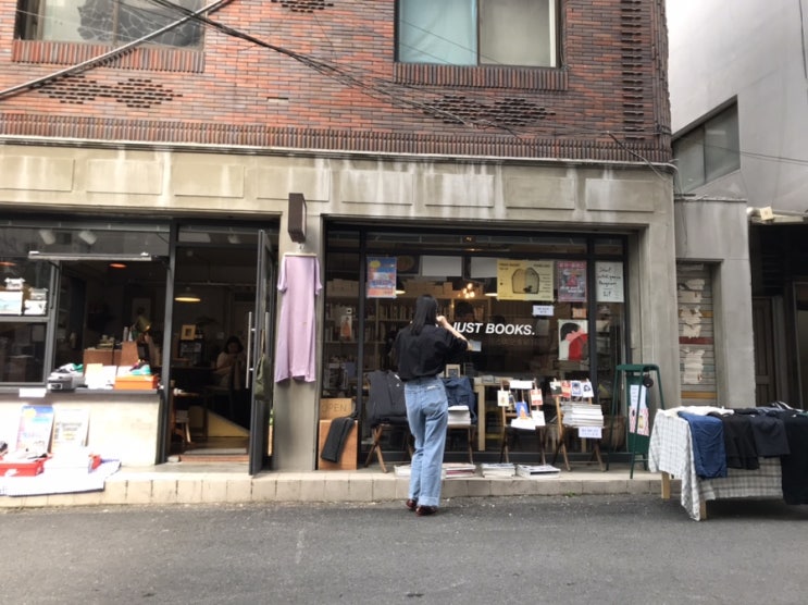  지난 주말 동안 플리마켓(벼룩시장)에 참여했다.
