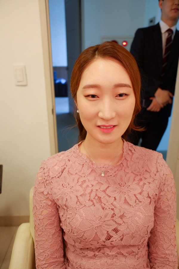  통영피로연 헤어메이크업 원피스착용하신 신부님
