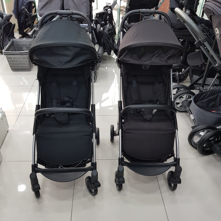  오토폴딩 리안프라임라이트 출시기념 매장행사진행.(기존 프라임라이트 유모차와 비교.)