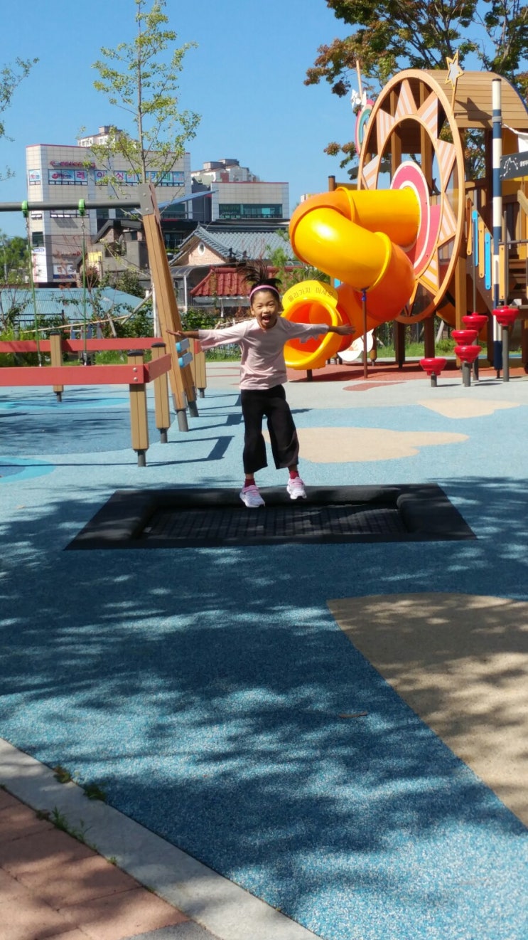  우리 모녀는 놀이터 메뚜기족