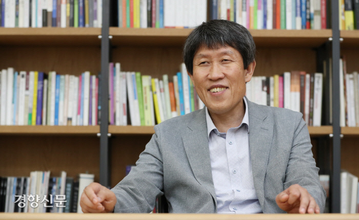  김동춘 성공회대 교수 “‘제2 민주화’ ‘87년체제 안주’ 기로의 한국…유일하게 희망 남은 국가”
