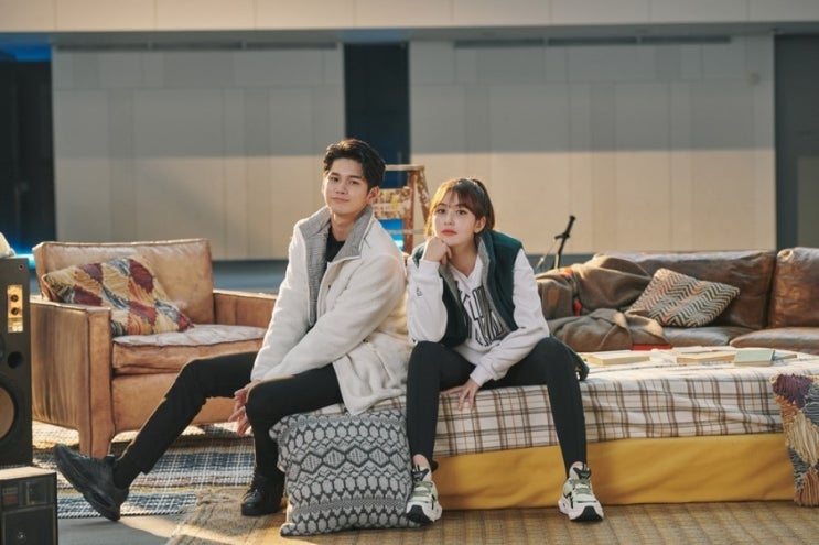  빈폴스포츠의 올라운더 플리스 리버서블 패딩 with 옹성우 & 전소미 패션
