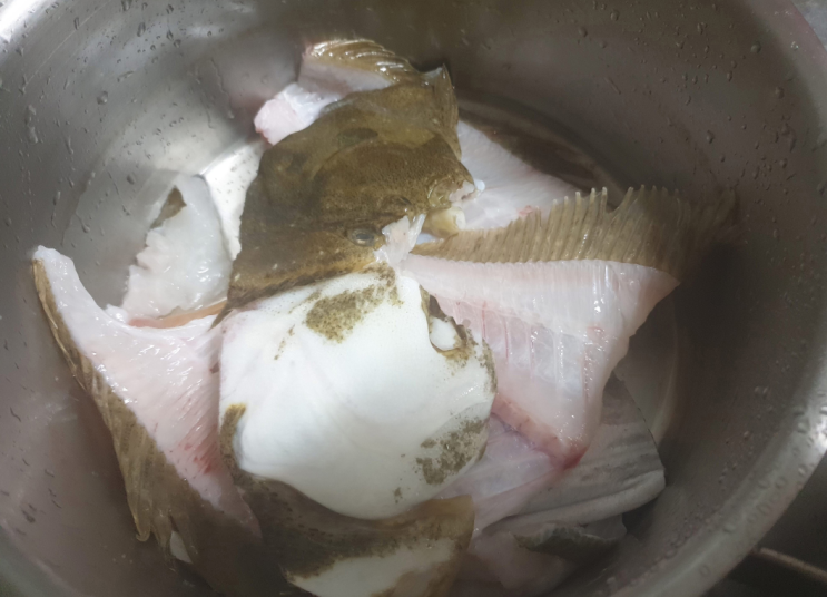  갈치 광어 서더리 매운탕으로 솜씨발휘~