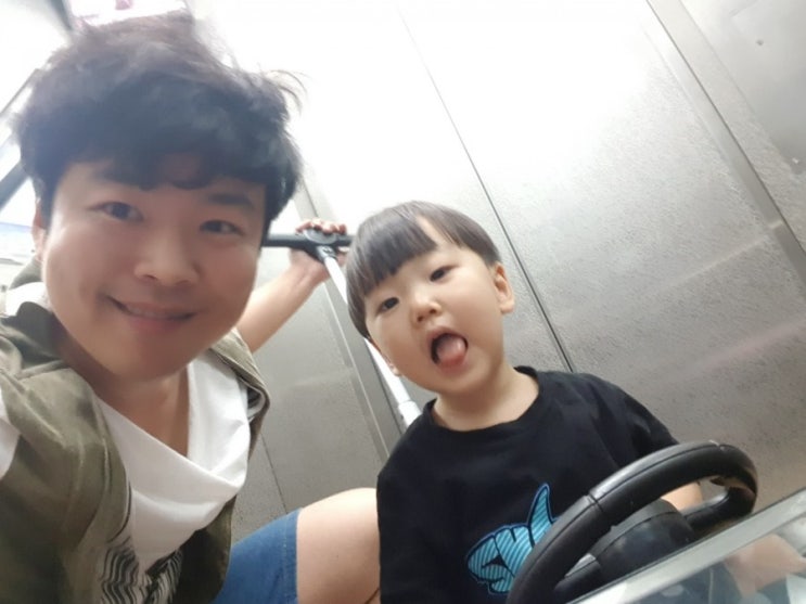  푸시카 덕분에 아우디 푸쉬카 안에 태우고 깜놀이와 야간 산책을 해요