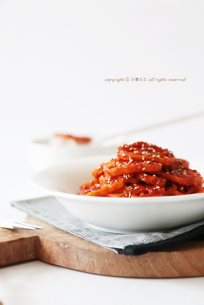  연근 요리, 조림 아니고 연근무침으로 즐겼어요~