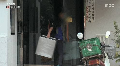  PD수첩 - 기레기들 짜장면 배달부 취재샷.gif - 스타 팬미팅 현장인줄 고화질버전