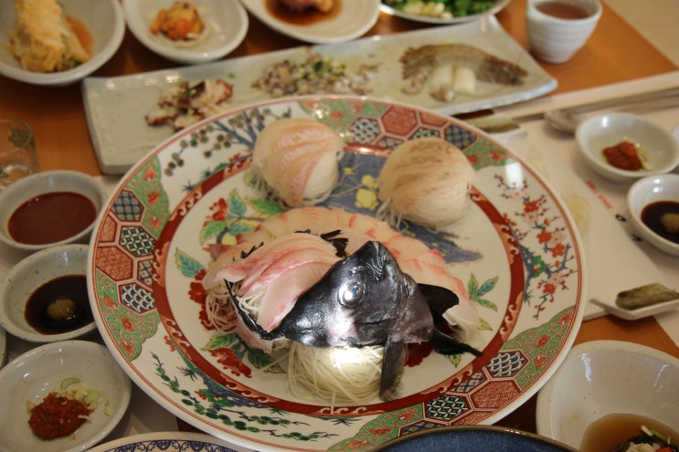  해운대 맛집 야경과 함께 줄기는 싱싱한 회 한점