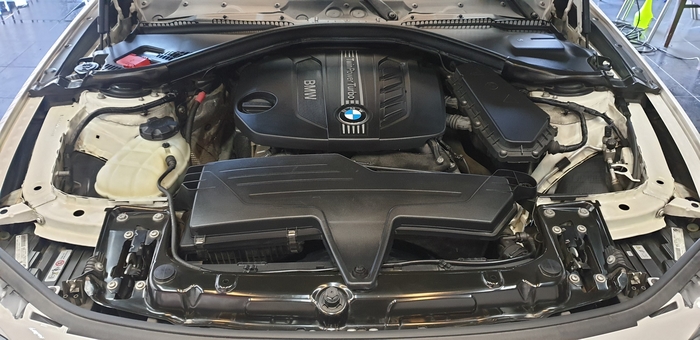  엔진룸세차/청소의 전 후 결과물입니다 - BMW 320d