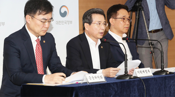  안심대출 한도 4배 74조 신청…‘집값 커트라인’ 2억 원대 전망/"집값 대출은 적폐"…사업자 주담대·전세대출까지 규제/서울에 `웬만한 아파트` 한채만 있어도 `갭 투자`어려워진다