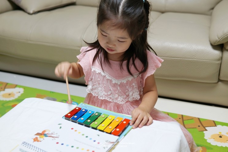 색깔 따라 연주하는 실로폰 북으로 음률 놀이중!
