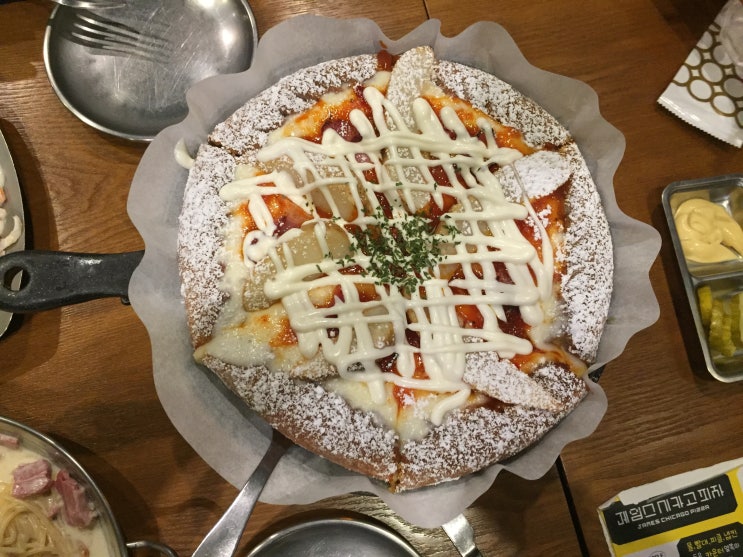  홍대 시카고피자 치즈폭탄 제임스시카고피자
