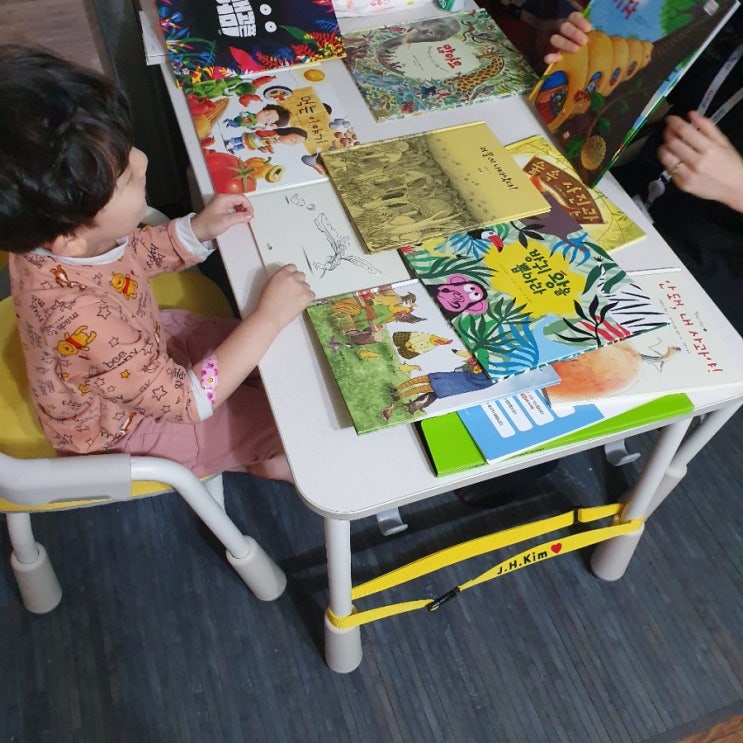  윙크북스 활용해서 동화책 읽어주기 시작했어요.