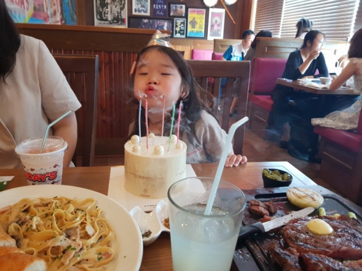  공주의 생일파티 아웃백 스테이크 썰고 왔어요