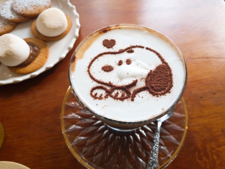 행궁동 카페  칠이공구 , 피크닉 세트 대여 + 귀여운 캐릭터 아트 커피