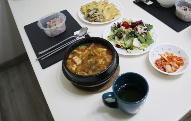  간편하게 먹을 수 있는 건더기가 많은 광동약선 우렁된장찌개