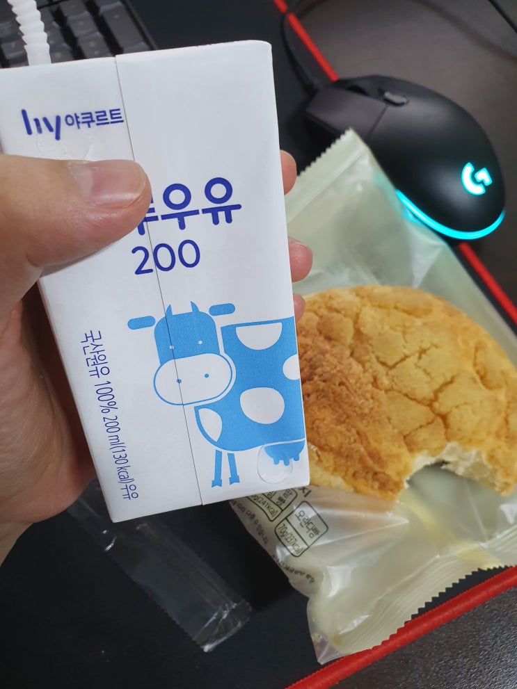  크림 소보루 빵을 먹었어요.