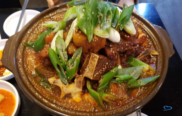  영등포시장역 황해도 구월산 진한 도가니탕과 소뼈 찜 진한 국물이 아주 좋은 맛있는 탕을 맛보아요