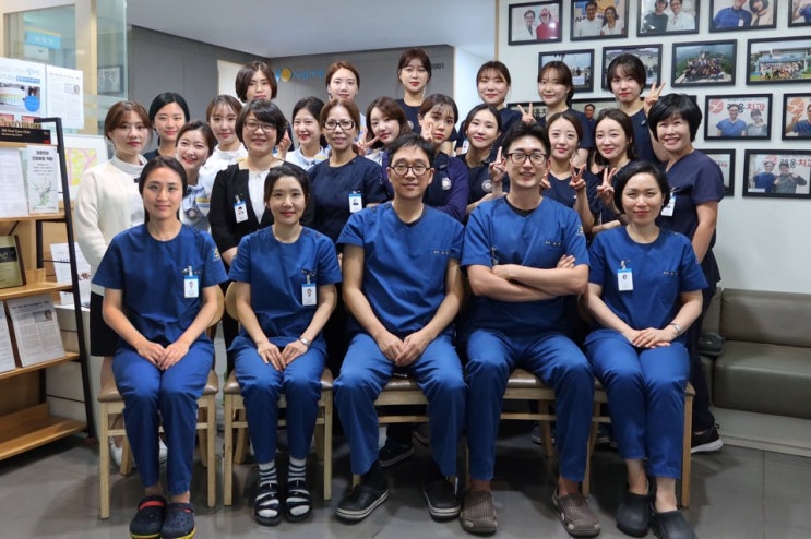  강남레옹치과 단체 사진을 찍었습니다^^ - 20년째 같은 자리, 한결같은 강남레옹치과