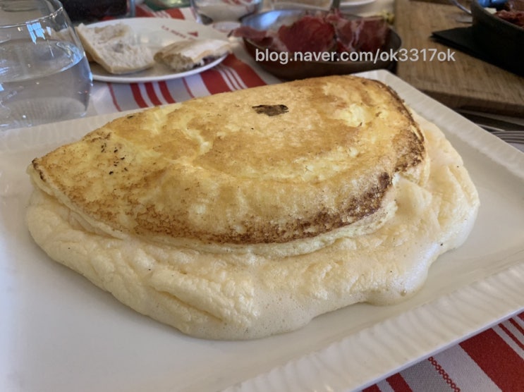  파리 몽생미셸 라 메르 풀라르 (La Mere Poulard) 호텔 겸 레스토랑 유명한 오믈렛 요리
