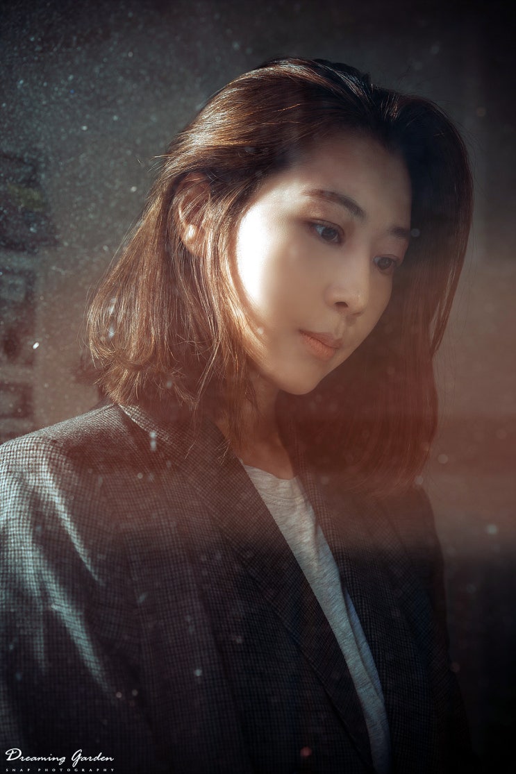  지하철 역에서 독립영화 느낌의 야외 배우 프로필 촬영
