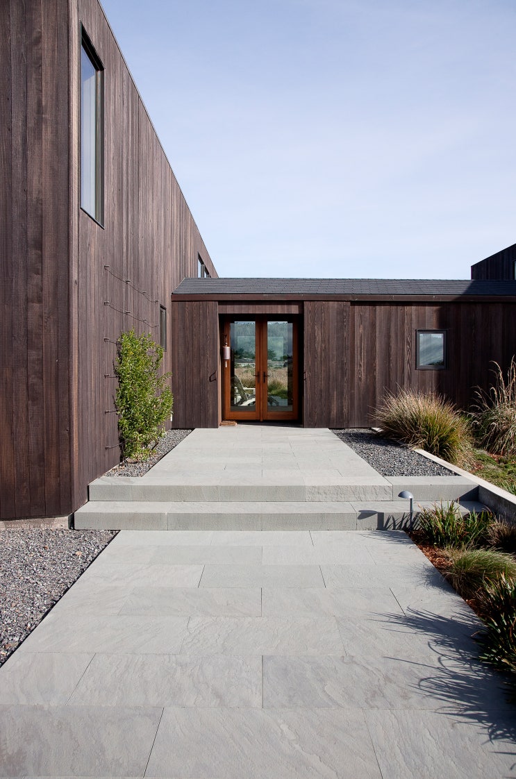 Malcolm Davis는 캘리포니아 북부에 Redwood-clad Meadow House를 만듭니다.
