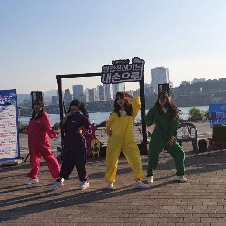  한강 쓰레기는 내 손으로 줍줍 쓰레기통에 버려요