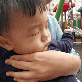  [+354~360일] 발을 알아요, 그네타다 잠들다, 책읽어주세요, 첫 자발적 까꿍놀이
