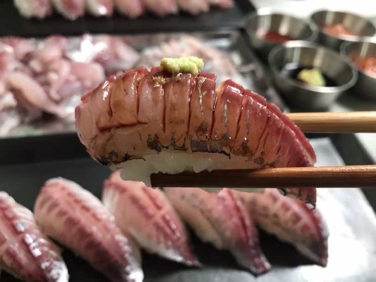  가을 전갱이 초밥의 깊은 풍미, 이 맛은 사랑입니다.