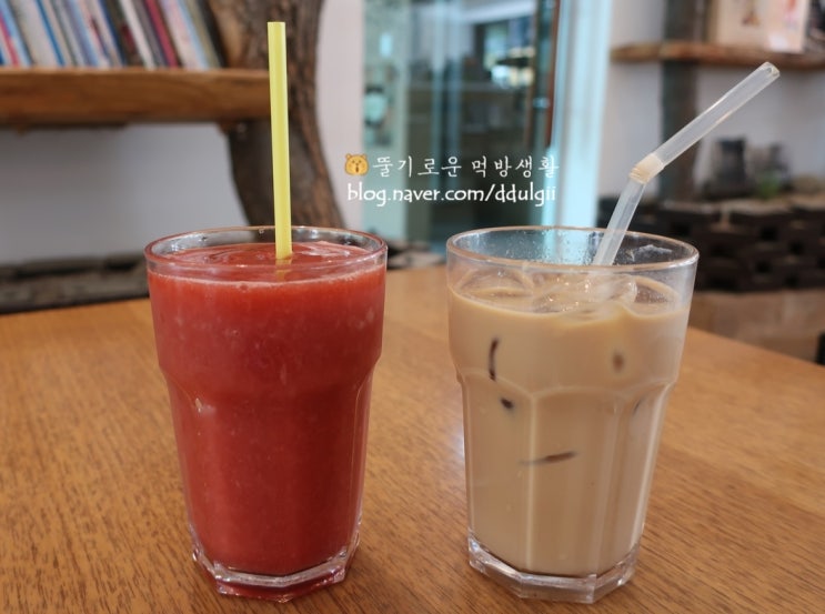  [남이섬 카페] 갤러리북카페 딸기스무디, 카페라떼