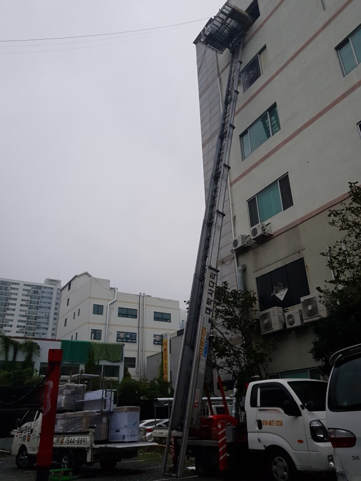  부산대박사다리차 사하구사다리차 다대동 다대포 당리동 감천동 구평동 괴정동 신평동 장림동 하단동사다리차/다대동상가6층주방집기올림