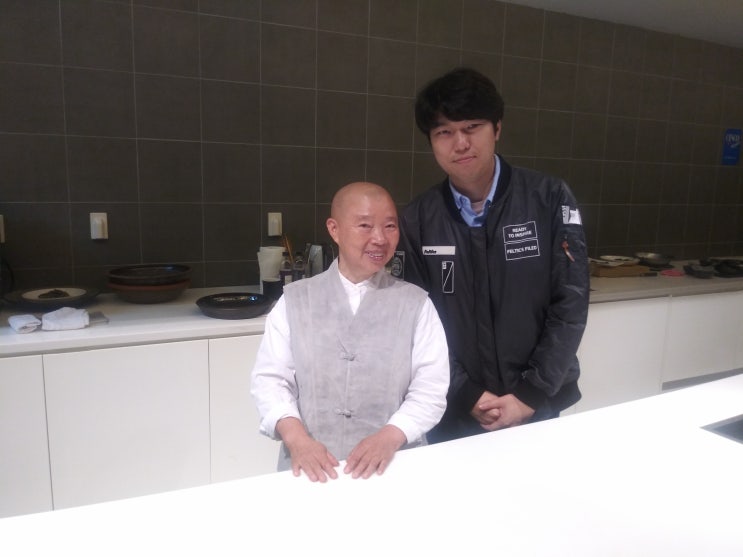  정관스님의 사찰음식(연잎밥, 속음열무 겉절이, 표고버섯 엿장조림)을 전주문화나들이 첫마중길 버스커 이근호가 배워보고 먹어봤습니다.
